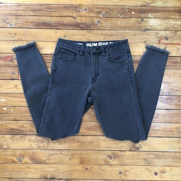 VOLCOM jeans ripped knees distressed  black skinny high waisted ankle raw hem 6 - Picture 2 of 11